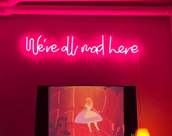 Letrero de neón LED "Estamos todos locos aquí" / Letrero de neón LED personalizado / Luz de neón con frase clásica / Decoraciones de neón para fiestas y eventos / Decoración para el hogar y el dormitorio