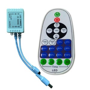 以下が含まれることがあります： ライトブルーのLED調光器とリモコンのセット。調光器には入力ポートと出力ポートがあり、リモコンには速度、光、モード、明るさレベル（10％から100％）のボタンがあります。