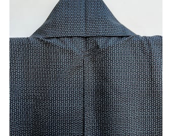 Kimono da uomo tsumugi in seta nera e blu con motivo kikko