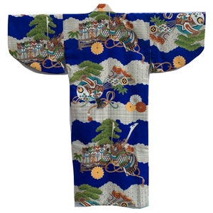 Puede incluir: Un kimono japonés azul y blanco con un patrón tradicional de grullas, nubes y flores. El kimono está hecho de una tela suave y ligera, perfecto para ocasiones especiales.
