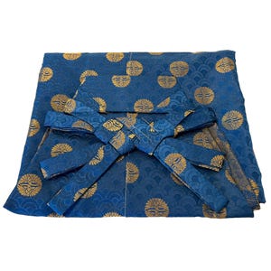 Hakama in broccato blu reale e oro con motivo di gru e onde