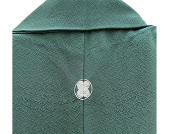 Kimono iromuji in crepe di seta verde salvia con uno stemma di famiglia