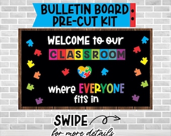 Op de afbeelding: Een zwart, voorgesneden prikbord met een houten frame. Het bord heeft de tekst "WELCOME to our CLASSROOM where EVERYONE fits in". Kleurrijke puzzelstukjes en een hartvormige puzzel zijn verspreid rond de tekst. Een blauwe banner bovenaan leest "BULLETIN BOARD PRE-CUT KIT".