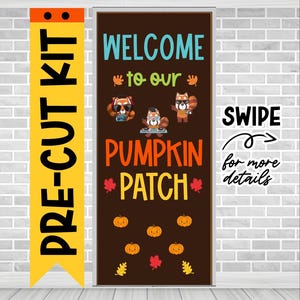 Puede incluir: Un letrero con temática otoñal con el texto "WELCOME to our PUMPKIN PATCH" e ilustraciones de mapaches con gafas de sol y equipo de DJ. El letrero también presenta calabazas y hojas de otoño. Una pancarta amarilla a la izquierda dice "PRE-CUT KIT".