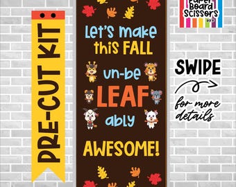 Può includere: Un kit di decorazione per porte marrone con il testo Let's make this FALL un-be LEAF ably AWESOME! circondato da foglie autunnali colorate e animali dei cartoni animati tra cui una giraffa, un leopardo, una scimmia, un koala, una capra e un orso.