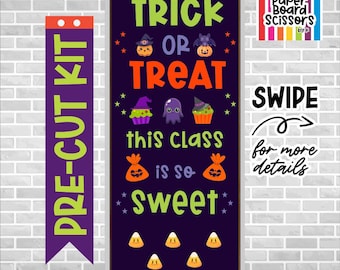 Può includere: Un kit di decorazione per porte a tema Halloween con uno sfondo viola scuro e il testo TRICK OR TREAT THIS CLASS IS SO SWEET. Include grafiche colorate di zucche, cupcake, un fantasma, sacchetti di dolcetti e icone di caramelle.