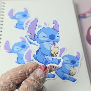 Pegatina de vinilo de monstruo extraterrestre azul de té Boba ~ Animal impermeable, bocadillo asiático, burbuja, dibujos animados AAPI, diario hawaiano, bujo, botella de agua, álbum de recortes