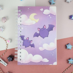 Kleine Wiederverwendbare Wiederverwendbare Aufkleber Sammlung Buch ~ Fledermäuse Stimmungsvoll Pastell Lila Kawaii Niedlich Wolke Mond Briefpapier Journal Planer Penpal Aufbewahrung