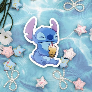 Pegatina de vinilo de monstruo extraterrestre azul de té Boba ~ Animal impermeable, bocadillo asiático, burbuja, dibujos animados AAPI, diario hawaiano, bujo, botella de agua, álbum de recortes