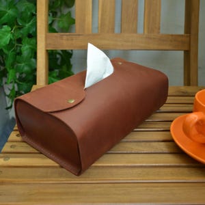 Leder Taschentücherbox Bezug - Handgefertigter Serviettenhalter für Auto, Haus oder Büro; Personalisiertes Geschenk für Sie oder Ihn; Einweihungsparty Geschenkidee