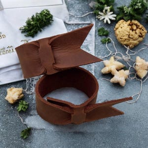 handgemachte leder serviettenringe, weihnachtstisch serviettenringe, vintage weihnachten serviettenringe, serviettenringe tischdeko, serviettenringe hochzeit