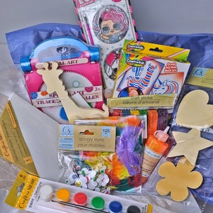 Pu&ograve; includere: Un kit artigianale pieno di forniture artistiche, tra cui vernice, occhi mobili, bastoncini, piume e forme di legno. Il kit contiene anche un espositore di vernice LOL Surprise e un set di tracciatura.
