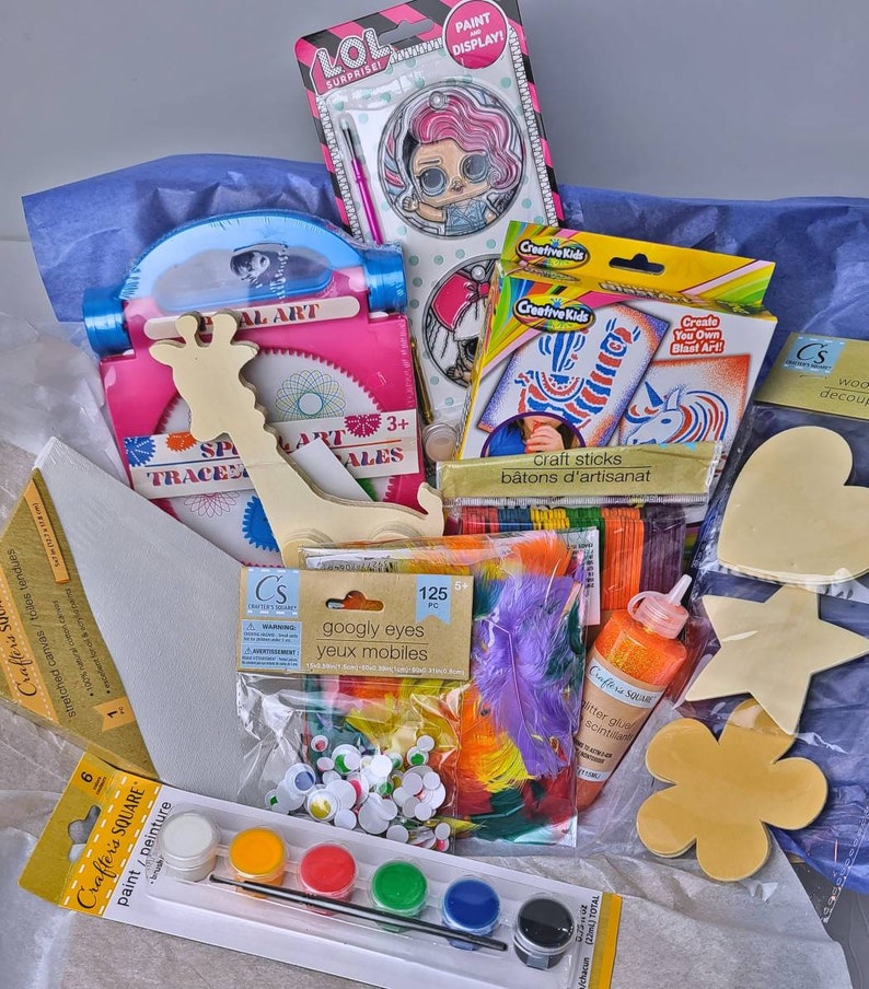 Pu&ograve; includere: Un kit artigianale pieno di forniture artistiche, tra cui vernice, occhi mobili, bastoncini, piume e forme di legno. Il kit contiene anche un espositore di vernice LOL Surprise e un set di tracciatura.