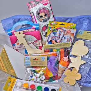 Pu&ograve; includere: Un kit di artigianato con vari materiali artistici, tra cui vernice, occhi mobili, bastoncini e ritagli di legno. Il kit include un espositore di vernice LOL Surprise, un set artistico rosa e blu e colla glitterata. Per bambini dai 3 anni in su.