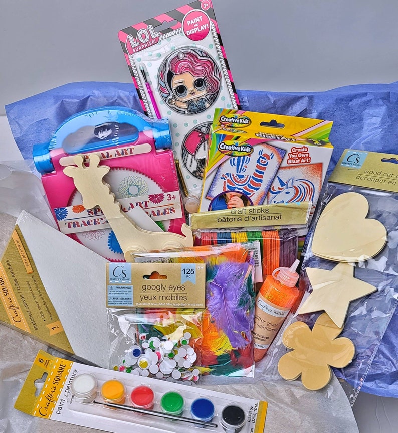 Pu&ograve; includere: Un kit di artigianato con vari materiali artistici, tra cui vernice, occhi mobili, bastoncini e ritagli di legno. Il kit include un espositore di vernice LOL Surprise, un set artistico rosa e blu e colla glitterata. Per bambini dai 3 anni in su.