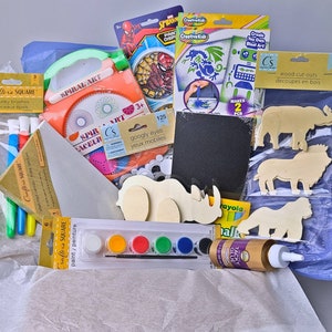 Pu&ograve; includere: Una collezione di materiali per l'artigianato tra cui vernice, pennelli, tele, ritagli di legno, occhi mobili e un kit di arte a spirale. Il kit include anche un espositore di vernice di Spider-Man e set d'arte Creative Kids.