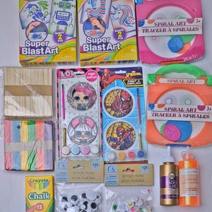 Pu&ograve; includere: Una collezione di materiali artistici per bambini, tra cui kit Super Blast Art, set Spiral Art, kit di pittura, occhi mobili, colla, colla glitterata e gessetti Crayola. Gli articoli sono disposti su una superficie bianca.