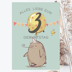 Puede incluir: Tarjeta de cumpleaños con fondo verde azulado claro. La tarjeta presenta un oso de dibujos animados con un gorro de fiesta, sosteniendo un cuerno de fiesta y un globo amarillo con el número 3. El texto dice "Alles Liebe zum Geburtstag".