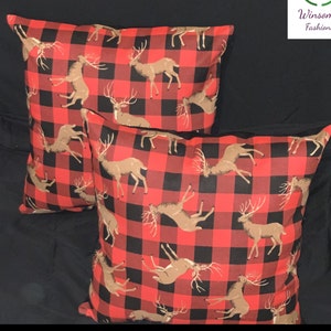 Rotes und schwarzes kariertes Rentier-Weihnachtsakzent-Kissen