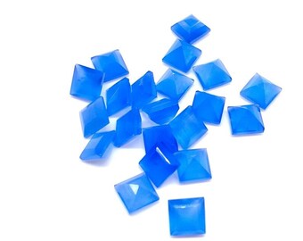 Piedra de calcedonia azul natural de corte cuadrado facetado, ideal para la elaboración de joyas y trabajos artesanales.
