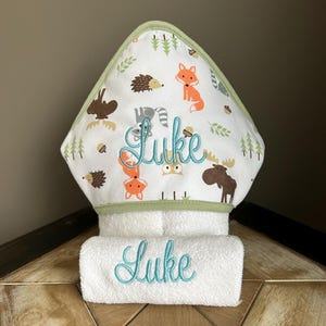 モノグラム入り男の子用タオルセット | 名前入りベビータオルとウォッシュクロスセット | 名前刺繍入りカスタムベビーバスタオル | 新生児ギフトセット。