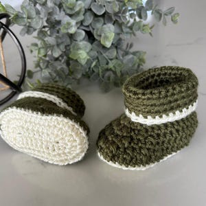 Handmade Knit Baby Booties: Soft Yarn, Newborn Photo Prop