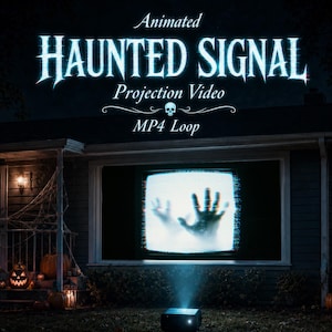 Puede incluir: Un video de proyección animado titulado Animated HAUNTED SIGNAL Projection Video MP4 Loop. El video muestra una pantalla de televisión blanca brillante con un par de manos presionando contra el cristal desde el interior, frente a una casa oscura.