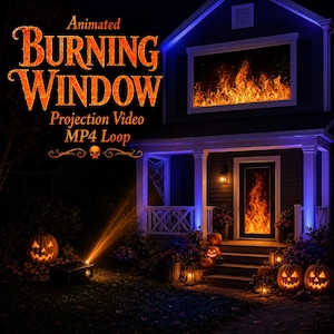 Op de afbeelding: Een geanimeerde projectievideo in MP4-loop getiteld Animated BURNING WINDOW met een huis waarop vlammen op de ramen en deur worden geprojecteerd, omringd door verlichte Halloween-pompoenen op het gazon en de veranda.
