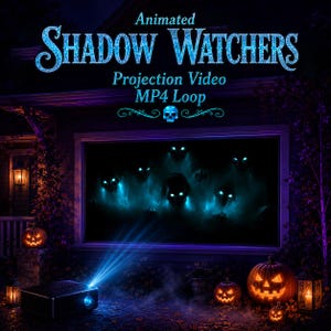 Può includere: Un video di proiezione digitale intitolato Animated Shadow Watchers MP4 Loop, che mostra figure spettrali blu luminescenti con occhi brillanti su una finestra, accompagnato da un proiettore e diverse zucche intagliate a terra.