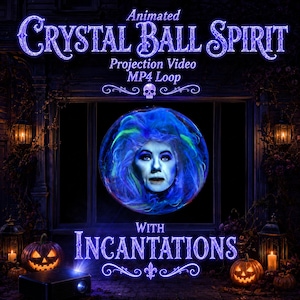 Puede incluir: Un video de proyección animado Crystal Ball Spirit en bucle MP4 con encantamientos. La imagen presenta una bola de cristal azul brillante que contiene un rostro con cabello azul, rodeado de texto, dos calabazas y un pequeño proyector.