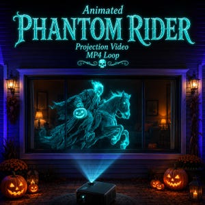 Può includere: Un video di proiezione animato intitolato PHANTOM RIDER Projection Video MP4 Loop. L'immagine mostra una figura spettrale ciano brillante che cavalca un cavallo, tenendo una zucca luminosa, proiettata su una finestra sopra un proiettore nero.