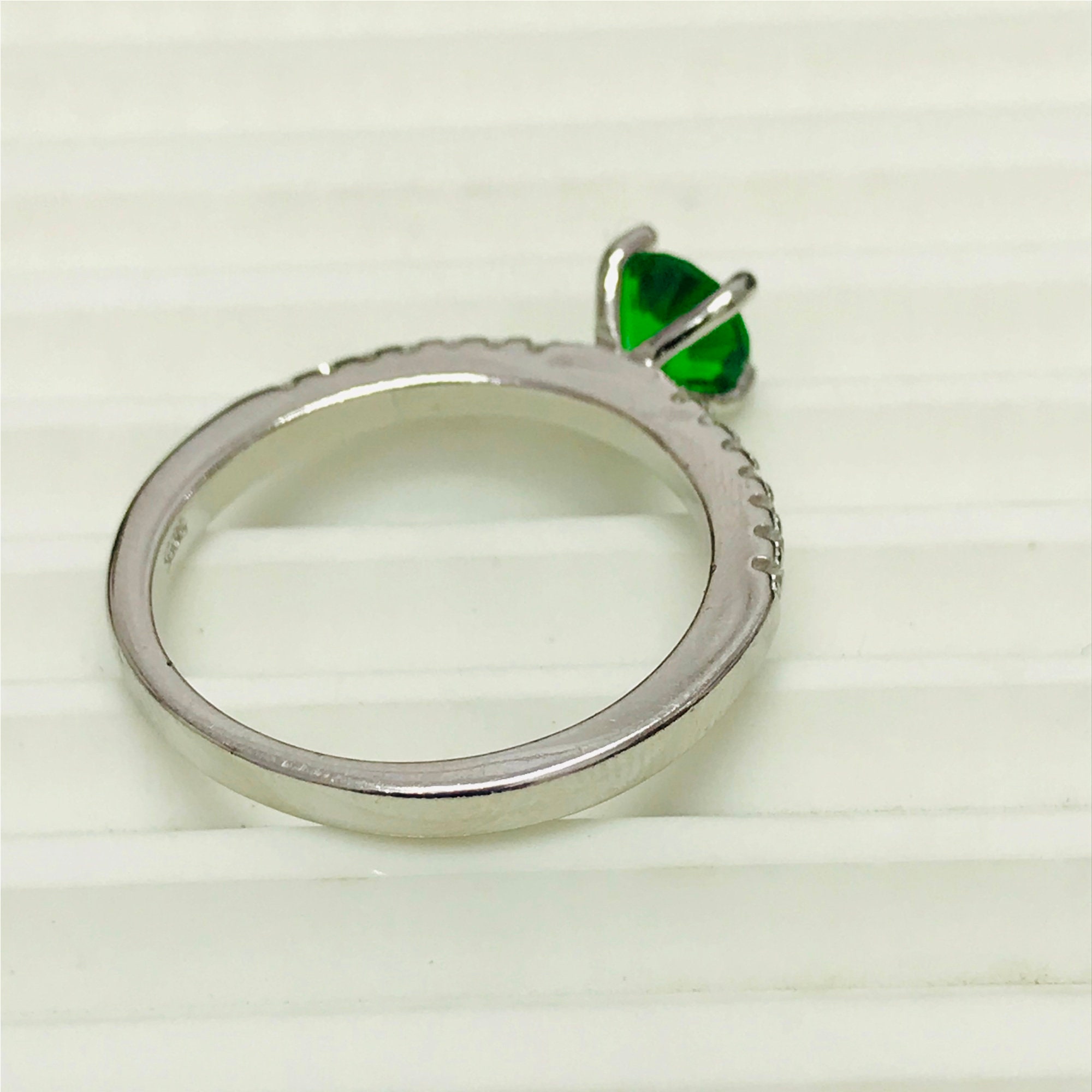 HIMALYA 925 Sterling Silber Anhänger Mit Korund Smaragd - Handgefertigt 6x8mm