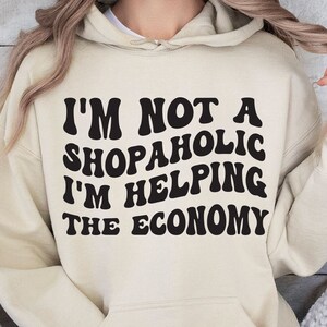 Camisa de compras svg, No soy un adicto a las compras, solo estoy ayudando a la economía, svg divertido, Archivos de mamá de compras para cricut, Letras apiladas onduladas