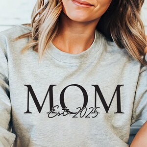Archivos SVG de anuncio de bebé MOM est. 2025, PNG de mamá est. 2025, Camisa divertida de mamá SVG, Anuncio familiar, Vida de mamá SVG, Sublimación de mamá PNG
