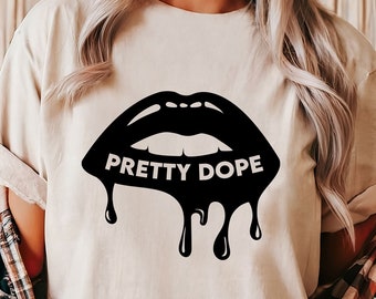 Könnte beinhalten: Ein beiges T-Shirt mit einer schwarzen Grafik eines tropfenden, offenen Mundes mit dem Text "Pretty Dope" darauf.