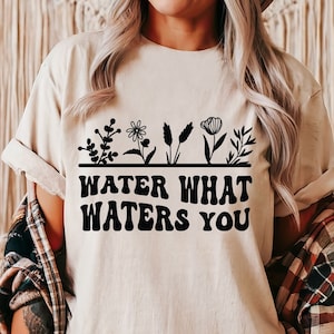 Acqua ciò che ti innaffia, SVG motivazionale e PNG, file SVG ispiratori, citazione di fede, mamma pianta, amante delle piante, buone vibrazioni ondulate impilate