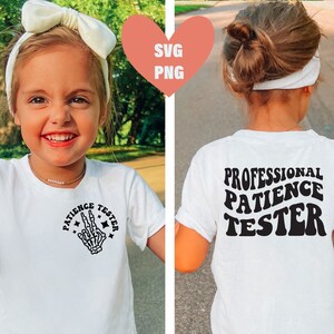 Probador de paciencia profesional Svg Png, Letras apiladas onduladas, Kid Life Svg Png, Camiseta para niños pequeños Svg Png, Camisa divertida para niños pequeños, Descarga instantánea