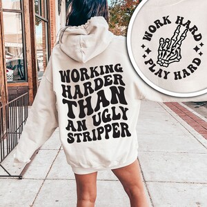Trabajando más duro que un stripper feo png, archivo de corte svg, sublimación divertida, png retro, humor adulto png, svg groovy, letras apiladas onduladas