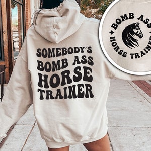 Somebody's Bomb Ass horse Trainer SVG & PNG |Funny Horse Lover T-shirt svg, Wavy, Trending | Sublimação, | Download digital de dois designs