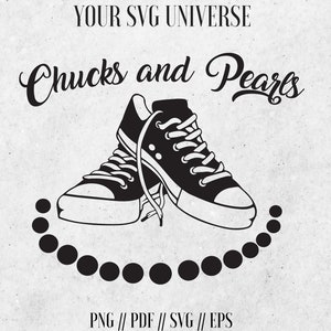Pode incluir: Ilustração em preto e branco de um par de tênis com o texto "Chucks and Pearls" acima. Uma fileira de círculos pretos está abaixo dos tênis.
