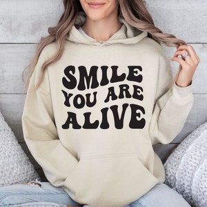 SVG divertido, Smile You Are Alive, archivos para cricut, citas divertidas archivos svg, svg divertido, diseño svg motivacional letras apiladas onduladas