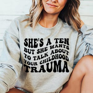 Ella tiene diez años, pero quiere hablar sobre tu trauma infantil, Sarcasm Girl Svg, divertido svg de pensamiento excesivo, archivos Svg apilados ondulados, letras onduladas