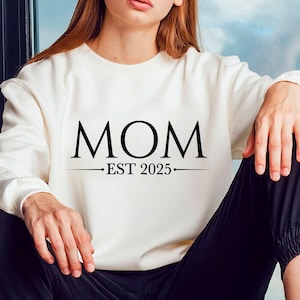 MOM est 2025 Anúncio de bebê, Mommy Est 2025 SVG PNG, Download instantâneo de anúncio de família, Mom Life svg, Arquivos png de sublimação de mãe,