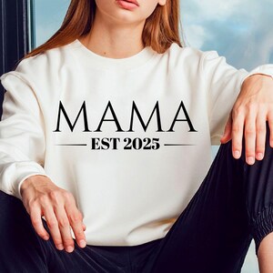 MAMA est 2025 Ogłoszenie o narodzinach dziecka, Mom Est 2025 SVG PNG, Natychmiastowe pobieranie MOm life svg, Ogłoszenie rodzinne, pliki cricut do natychmiastowego pobrania
