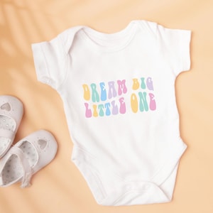 Dream Big Little One SVG-bestand - inspirerend citaat SVG - kunst aan de muur babykamer - kinderkamer decor - Cricut Cut-bestand - Silhouette Cameo - EPS