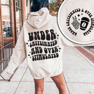 SVG con cafeína y sobreestimulado, sublimación PNG, archivo de corte divertido, png de moda, letras apiladas onduladas sarcásticas, amante del café SVG