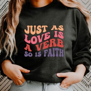 Assim como o amor é um verbo, a fé também é SVG, arquivos SVG para cricut e silhouette, sublimação PNG, citação de fé, citação de amor, letras onduladas empilhadas