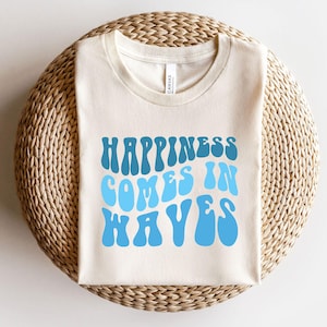 La felicidad viene en olas SVG, Camisa bohemia de verano Svg, Svg positivo, Svg de olas, Svg de playa, Svg de vacaciones de verano, PNG de camisa DIY