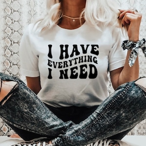 Tengo todo lo que necesito svg, Cita positiva svg, letras apiladas onduladas, archivos boho svg, buen rollo svg, Diseño de positividad, Clipart para corte