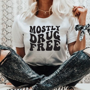Mayormente svg libre de drogas, archivos para cricut citas divertidas archivos svg para diseño libre de drogas cricut, diseño de camiseta de fiesta letras onduladas apiladas divertidas